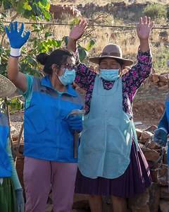 11 shares | En el #DíaInternacionalDeLaMujer queremos contarte la historia de las 100 mujeres plomeras de la comunidad de Arbieto, Cochabamba. Ellas se capacitaron de la mano de #BOLIVIAconAGUA y demostraron el poder que tienen para transformar sus familias e impulsar la economía de sus comunidades  https://CokeURL.com/s3m7zw #HabitatParaLaHumanidadBolivia #FundaciónFHBolivia #WaterForPeopleBolivia #Aguatuya #AguaSegura #ParaTodosParaSiempre | Coca-Cola Journey | Facebook