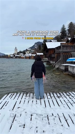A real storybook town in Austria! St. Wolfgang is just 1 hour from Salzburg and is a perfect day trip or overnight stay. If you love that fairytale lake-town vibe but want to skip the Hallstatt crowds, this is the place. Colourful houses, lakeside walks, and a calm alpine atmosphere that feels straight out of a storybook. What to do there St. Wolfgang 👉 Walk the lakefront promenade 👉 Wander the old town streets 👉 Enjoy views over Lake Wolfgangsee Tips before you go 👉 Easy to reach by car or 