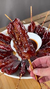 Ever had pork candy? This is pork belly on a stick! Must try recipe 🤤..Recipe 👉 bio .🔪 @the.cookingcave ..#porkbelly #porkbellyburntends #asmrfood #bbqcanada #traeger | Meatkingz