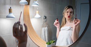 Testamos 11 batons de longa duração ideais para beijar (sem borrar!)