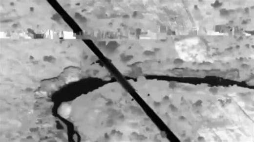 mohsen666 on Instagram‎: "💢اخبار نظامی ـ منطقه‌ای 🇹🇭❌🇰🇭 انهدام پل تدارکاتی کامبوج توسط جنگنده تایلندی 🔹 یک فروند جنگنده F-16A/B نیروی هوایی سلطنتی تایلند با انجام حمله هوایی، پل «اورجیک» در بزرگراه ۶۸ واقع در ناحیه چونگ کال، استان اودار مینچی را منهدم کرد؛ اقدامی که با هدف قطع خطوط تدارکاتی کامبوج به خطوط مقدم انجام شده است. 📅 ۲۰۲۵/۱۲/۲۰ | ۲۹ آذر ۱۴۰۴ | ۲۹ جمادی‌الثانی ۱۴۶۷ 🌐 @insi.ghtbeacon #GlobalNewsWatch #WorldBriefingHub #NewsPulseNetwork #InsightMediaReport 💢Military & Regional Ne