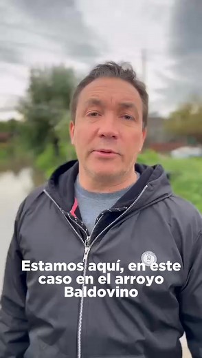 TRABAJANDO EN LOS BARRIOS FRENTE AL TEMPORAL El intendente de Florencio Varela, Dr. Andrés Watson recorrió las zonas afectadas e informo lo realizado "Continuamos trabajando de forma coordinada con todas las áreas del Municipio para asistir a los barrios ante el temporal. Estamos monitoreando los arroyos y sus cauces para controlar desbordes, mientras seguimos asistiendo a vecinos y vecinas ante los incidentes ocasionados por la tormenta. Les comparto los números de teléfono para emergencias: 📞