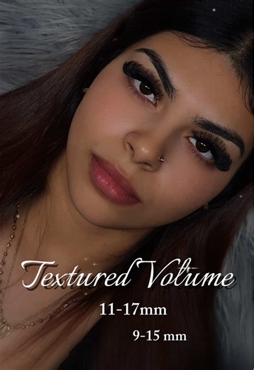 ✨ TEXTURED VOLUME MAGIC ✨ Using Popstar Lash Trays to create a set that’s not just pretty… but perfectly customized 💫 💎 Details: 🖤 9–15mm D curl 🖤 11–17mm CC curl She asked for a cat eye 🐱, but a real lash artist knows when to adjust 👀✨ Instead of dragging the eyes down ⬇️, I mapped: ➡️ 15mm bottom / 17mm top ➡️ Dropped back to 13mm bottom 15mm top right where the brow lifts 💕 ➡️ Skipped a few outer corner lashes to prevent bunching & keep everything airy 🌬️✨ The result? Lifted, textured