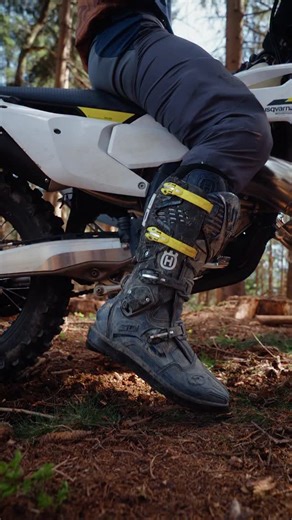 No soundtrack required. The TE 125 delivers that unmistakable two-stroke note - there’s nothing quite like it. #Husqvarna #RideHusqvarna #GoRide #Enduro #TE125 | Husqvarna Motorcycles
