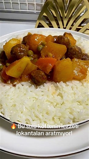 🍲 Sebzeli Sulu Köfte Tarifi Ev yemeklerinin en sevilenlerinden biri olan sulu köfteyi bugün sebzelerle hazırlıyoruz. Yumuşacık köfteler, patates, havuç ve bezelye ile birleşince ortaya tam bir anne yemeği çıkıyor. Akşama ne pişirsem diyenler için hem pratik hem de çok lezzetli bir tarif 👌 🥩 Köfte için 400 g dana kıyma 1 küçük rendelenmiş soğan Tuz Karabiber 1 çay kaşığı kimyon (isteğe bağlı) 🥕 Yemek için 2 adet patates (küp doğranmış) 2 adet havuç (halka doğranmış) 1 su bardağı bezelye 1 yem