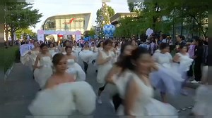 Video. Running for their lives: Thailand's racing bridal couples