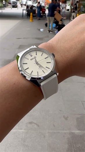 TGIF! Chilling with Grand Seiko SLGW005 Hi-Beat. A faithful remake of the legendary 45GS.