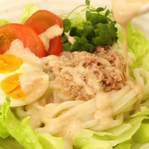 濃厚ごまダレでいただく！ ツナとたっぷり野菜のサラダうどんのレシピ動画・作り方 | デリッシュキッチン