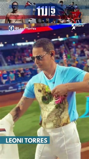 Leoni Torres sings the National Anthem and surprises with a “Patria y Vida” message in Miami