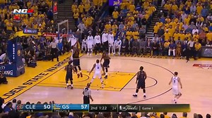 Stephen Curry grabs the offensive rebound over 3 Cavs players Lenny Carlos | Open Court