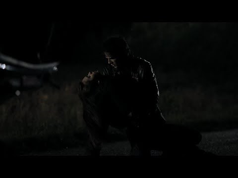 Damon & Elena - 1x11 #1 ( Damon saves Elena and carries her )