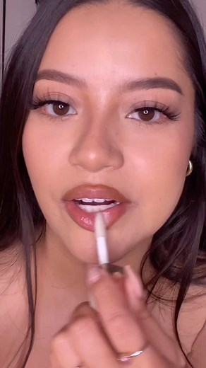 Jess | Makeup • Tutorials on Instagram: "A bit different from my usual makeup style but I love it  #makeuptutorial #latina #latinamakeup #baddiemakeup #makeuptrends"