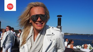 Nyt on kuumaa! Laulajatähti Olli Herman ja Tytti-rakas rohkeassa kuvassa