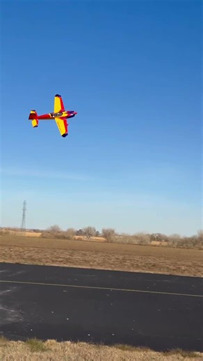Extreme Flight 85” Extra 300 take off to knife edge. Dualsky 6000.8