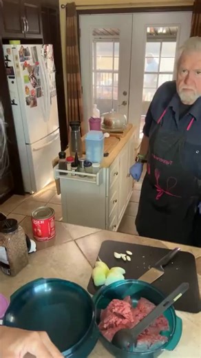 Recette de pain de viande en rediffusion avec la Tupper-Ondes. Voici mon groupe privé : https://www.facebook.com/groups/mamadametupperware #recettefacile #tupperondes #mangermaison #papachef #recettesimple | Melanie Beauchamp