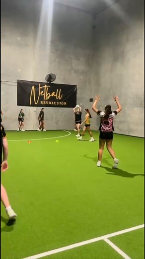 Our academy players have been pouring energy into their prelim work…..fast feet, clean take-off angles, and strong turns in the air. This drill is the product of hours of repetition, detail, and commitment. Proud of the standard these players are setting. 🖤💛 #netball #netballers #smartathletes #smartnetballers #netballcoaching #netballtraining | Netball Revolution
