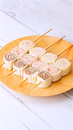 Tasty Japan-人気No.1簡単料理・幸せレシピ | 【5分で完成！かわいすぎる♡】「子どもがパクパク食べた」「朝の救世主」超時短の裏技！くるくるサンドイッチ / Pinwheel sandwiches @tastyjapan 👈他のレシピもチェック！ 2人分 材料： 食パン（サンドイッチ用） 6枚 マヨネーズ 小さじ1... | Instagram