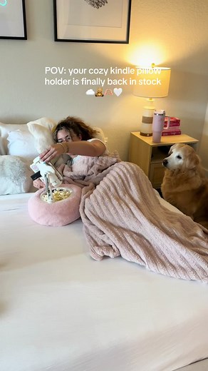 “ lazy mornings just got cozier! Check out how fuzzy phone holder makes scrolling in bed, a whole new level of comfort and cuteness “COMMENT LINK IF YOU WANT”📱✨💖 #phoneholder #lazygirlhacks