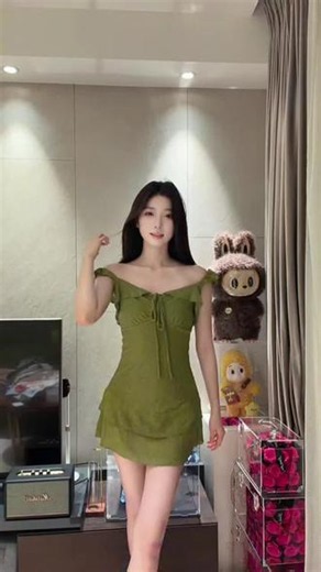 #吊带穿搭 #绿色吊带裙穿搭 #绿裙氛围感 #不费力短裙搭配 #日常甜美穿搭 小绿仙子🧚🏻‍♀️