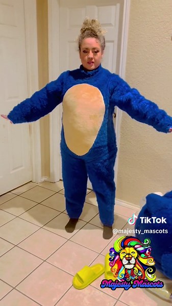 🔹Sonic behind the scenes dress up!🔹 #sonic #sonicthehedgehog #sonicmascot #behindthescenes #charactersforhire #charactersforparties #kidsentertaiment #mascotcharacters #majestymascots #sanantoniotx