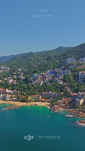 Playa Conchas chinas a solo 5 minutos del centro de Puerto Vallarta. #visitpuertovallarta #puertovallarta #realestate #drone #jalisco #beachlife #condo #living #lifestyle | Dron D-S