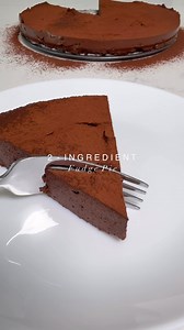 @LILSIPPER’s 2-Ingredient Persimmon Pie must be made before persimmon season ends! If you’ve never tried a persimmon, take this as your sign! They are incredibly sweet and full of tannins which can act against bacteria that may cause infections. These tannins can help reduce inflammation caused by bacterial infections, and the fruit can help keep the body free of bacteria and let it stay in good health! And no need to use any sweetened cocoa due to the sweetness of the persimmons, and if you can