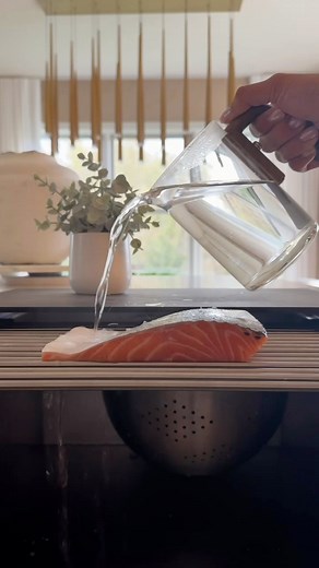 POV: you learn the boiling-water hack and suddenly you’re removing salmon skin like a chef. ✨ Just pour a bit of boiling water over the skin, let it cool, and it lifts right off. No slipping, no shredding, no stress. ✨ | Food Dolls