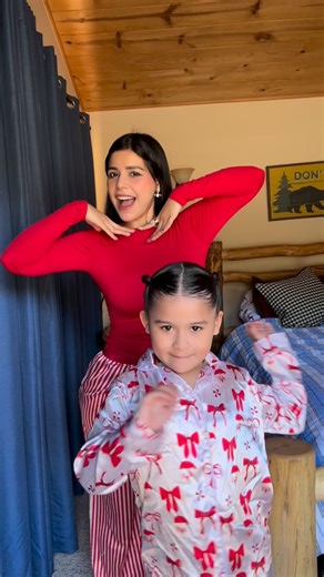 Ileana Velázquez on Instagram: "Acompañenos a arreglarnos con outfits de twins mamá e hija para ir a la nieve por primera vez en Colorado🩷⛄️✨"