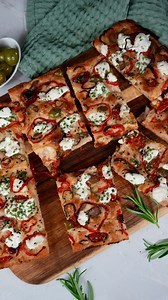 Move over, pizza! There’s a new star in town: Loaded Flatbread!🤤 Now, don’t get me wrong—I love pizza too, but this flatbread? It’s on another level. Plus, it’s incredibly easy and quick to make, with no kneading required. But hey, don’t just take my word for it—give it a try yourself!💫 #bread #flatbread #laespanola #pizza | Shicocooks