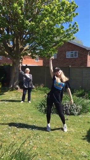 My grandma broke her arm whilst clapping for the NHS #fyp... #Shorts #ameliagabs