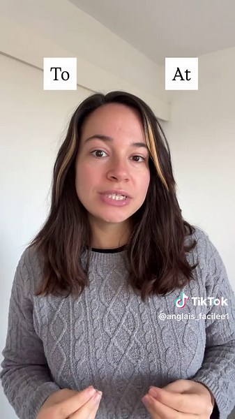 ✨ Astuce grammaire : TO vs AT ✨ “To” et “at” peuvent tous deux parler de lieux, mais ils n’ont pas la même fonction ! 1. TO = direction / mouvement Montre un mouvement vers un lieu ou une personne. Exemples: 🇫🇷 Je vais à l’école tous les jours. 🇬🇧🇺🇸 I go to school every day. 🇫🇷 Elle parle à son ami. 🇬🇧🇺🇸 She is talking to her friend 2. AT = position / localisation Montre où se trouve quelqu’un ou quelque chose. Exemples : 🇫🇷 Il est à la gare. 🇬🇧🇺🇸 He is at the station 🇫🇷 Nous