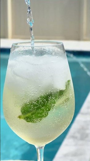 The easiest spritz to make this summer aka the Hugo Spritz ✨🌿