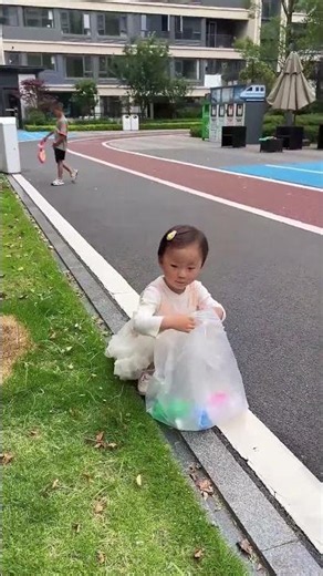 The little one collects recyclables—hard work pays off! #FunFamily #ProductRecommendation