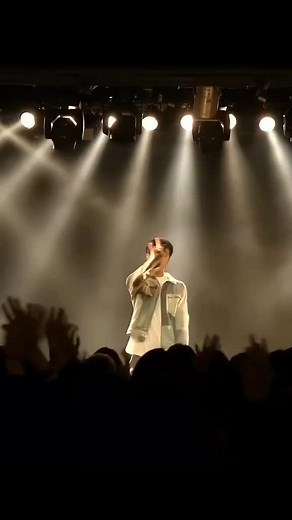 Exciting Live Concert Clips Featuring Engaging Performers