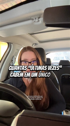 Hoje eu fiz esse caminho pela última vez. A última subida, a última aula, o último estágio, a última vez estacionando na minha vaga de deficiente físico… a última vez entrando na faculdade. Foram 9 anos vivendo essa rotina. Entrei em 2017 e, de lá pra cá, aconteceu de tudo. Mudei de curso, casei, descobri uma nova doença, passei a usar bengala e cadeira de rodas pra me locomover, fiz por 11 cirurgias, inúmeras internações, milhares de aulas, provas e estágios. Teve dias em que eu pensei em desis