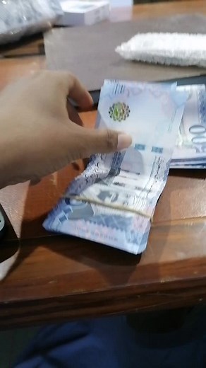 Counting 500 Riyal Notes: A Close-up Look