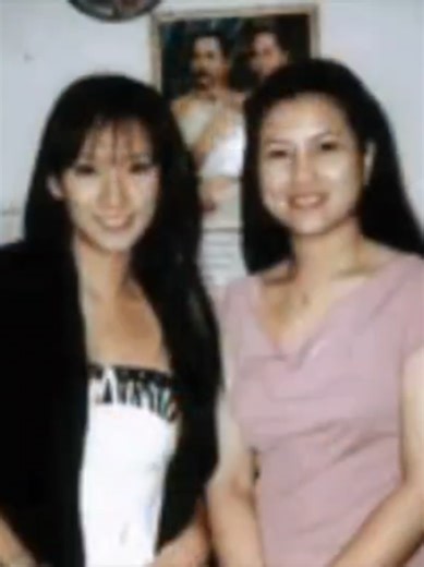 เปิดประวัติ อาจารย์ภควดี นักพยากรณ์ดวงชะตากรรมพลังญาณทิพย์ชื่อดัง อันดับ 1 ใน Google Search ผู้มีประสบการณ์ด้านการพยากรณ์กว่า 30 ปี อาจารย์เคยพำนักในสหรัฐอเมริกา และศึกษา​ศาสตร์ญาณทิพย์จากพระอริยะ ด้วยความแม่นยำราวกับมองเห็นภาพจริง ทำให้ผู้คนจำนวนมาก รวมถึงนักแสดงและผู้มีชื่อเสียง ไว้วางใจเข้ารับคำพยากรณ์ โดยเฉพาะด้านการเงิน การชี้สาเหตุที่ทำให้ดวงทรัพย์ติดขัด และแนวทางเสริมความร่ำรวยอย่างถูกทาง ทั้งดวงโชคลาภ ช่องทางทรัพย์ และการปรับชะตาให้เงินทองไหลลื่น หากต้องการตรวจดวง ปรับชะตาทรัพย์ ดูฮวงจุ้