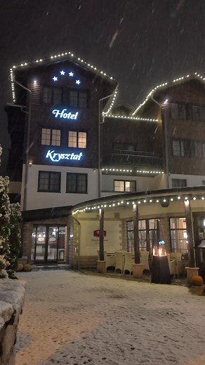 POV: Właśnie dotarłeś do Szklarskiej Poręby i zaczęło sypać 🌨️😍 ___ #szklarskaporeba #karkonosze #dolnyśląsk #zima #góry | Hotel Kryształ **** Conference & Spa