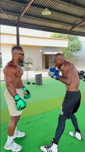 BODYBUILDER VS BOXER 🤯