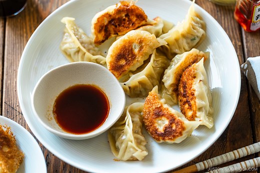 Gyoza (Japanese Potstickers) (Video) 餃子