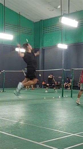 This is why you don't lift high 🏸💥