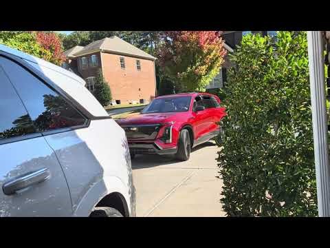 Cadillac Escalade IQ vs Cadillac Vistiq
