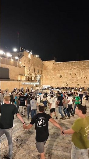 "To Behold God's Pleasantness": Selichot Circle at Kotel, Jerusalem