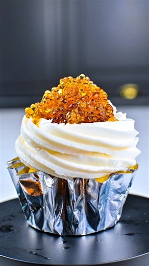 🔬 Welcome to my scientific lab… also known as my kitchen! Ever heard of molecular gastronomy? Basically, it’s science, but tastier. 😎 As a scientist, I can’t resist experimenting… and today, my experiment is delicious: MOLECULAR SODA CUPCAKES! 🧪🧁 Yes, you read that right. We’re making little soda caviars that explode with fizz in your mouth — because why drink soda when you can eat it? 💧 Bath: • 500g water (I used bottled water, because lab safety first) • 4g Calcium Chloride 🥤 Soda: • 500