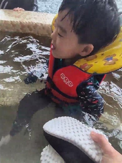 소노벨 워터파크 가서도 계속 신발 벗음 ㅜㅜㅜ 젖어서 신켜기도 힘들어 나중엔 포기ㅠㅠㅠ #쌍둥이육아 #자폐스펙트럼 #소노벨 #81개월 #감각통합 #감각추구