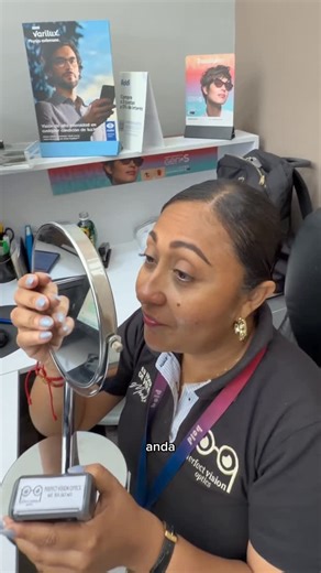 Optica Barranquilla | Boutique on Instagram: "Si eres mujer y usas lentes de contacto, este video es para ti. Muchas veces, al maquillarte, sin darte cuenta la pestañina, la base o el corrector terminan ensuciando el lente de contacto. ¿El resultado? Ardor, incomodidad o la sensación de que el lente “no sirve” o no se adaptó bien… y no siempre es así. Aquí van mis consejos 👇 ✨ Primero maquíllate y luego colócate tus lentes de contacto. ✨ Al final del día, primero retira tus lentes y después te