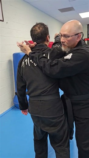 Punch deflection to choke.🥋