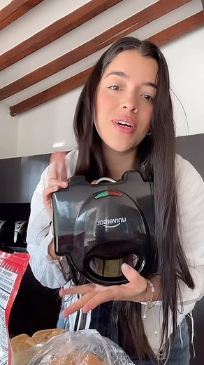 Tata Gómez • Mamá bloguera | Acompáñame a hacer el desayuno más delicioso del mundoooooo aprovechando que estoy sola en casa y no tengo que compartirlo 😂🥖🩷 Usé pan de... | Instagram