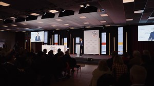 💡Auf dem Weg zu unserem neuen #Grundsatzprogramm machen wir die Fenster ganz weit auf und sprechen mit klugen Köpfen und spannenden Persönlichkeiten aus der Zivilgesellschaft darüber, welche Erwartungen sie an uns haben und was für sie #grundsätzlichCDU ist. Am 17. Juni 2023 trafen sich dafür in Berlin zum #Grundsatzkonvent 400 Teilnehmerinnen und Teilnehmer mit einem Ziel: ein offener Austausch über die Inhalte und Fragen, mit denen sich unsere 10 Fachkommissionen auf dem bisherigen Weg zu uns