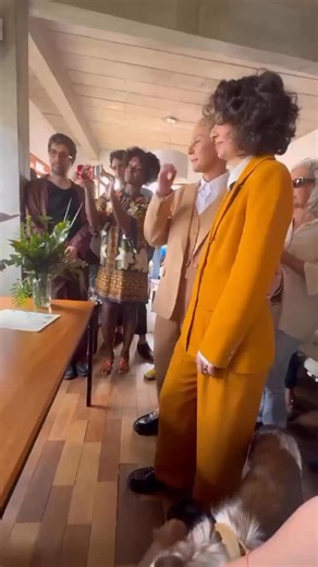 👰👰Julia Bloch Anquier, filha de Debora Bloch e Olivier Anquier, se casou ontem com a cantora Maria Beraldo. A cerimônia intimista contou só com a família e amigos. 🗣️ “Hoje, Debora e eu tivemos o privilégio de acompanhar o casamento da Julia, nossa filha primogênita, com a linda e excepcional Maria”, disse Olivier Anquier. ❤️ Debora Bloch marcou presença com seu pai, Jonas, e o filho, Hugo. A Odete Roitman da nova versão de Vale Tudo esteve visivelmente emocionada com o momento. #uol #uolofic